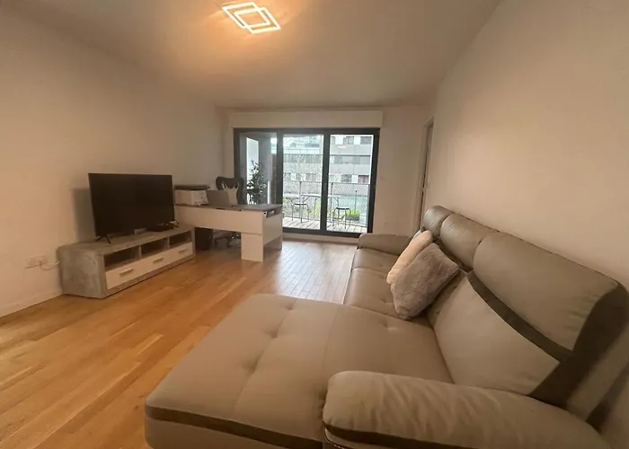 Spacious Appt With Balcony In The 13Th