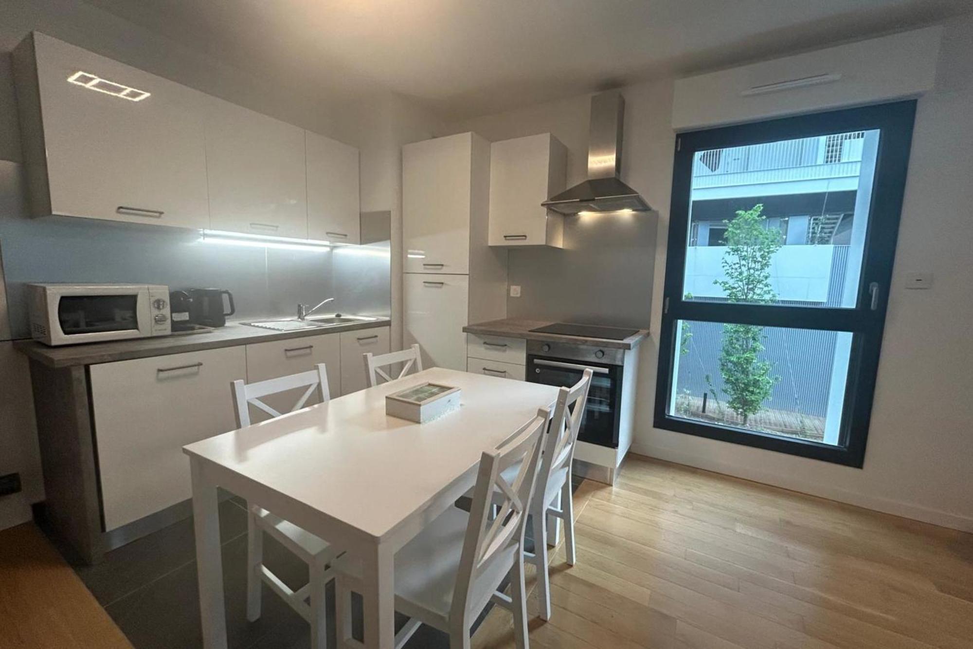 Spacious Appt With Balcony In The 13th Parigi